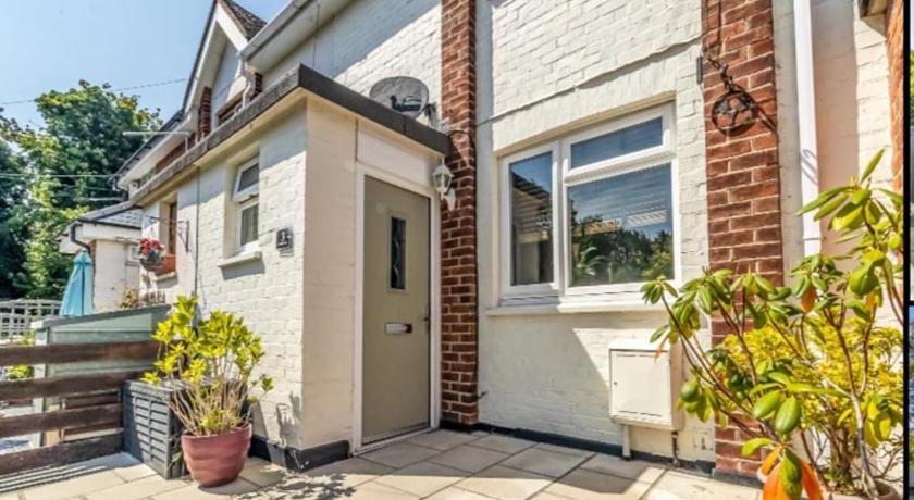 Picturesque Naval Cottage with incredible views