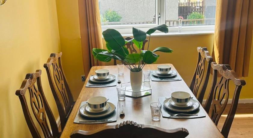 Spacious, 3 double bedroomed, free parking, 9 mins Elland Rd, nr Leeds City Centre