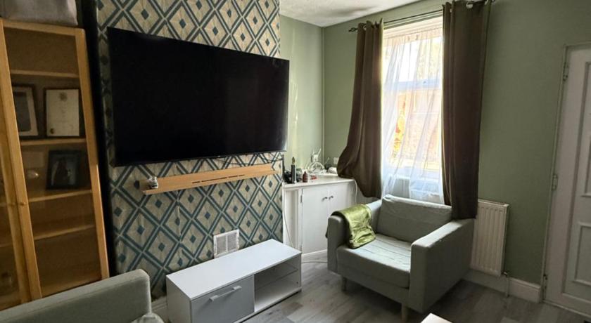 Cosy Room Near Train & Hospital