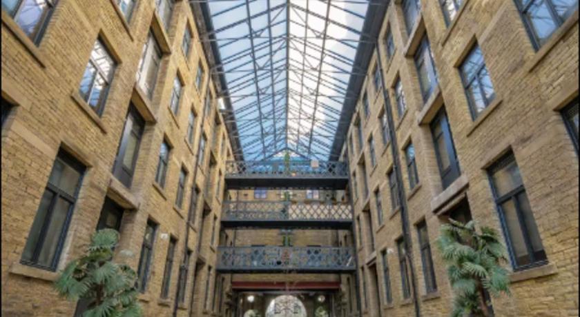 Navy Diamond Apartment in Bradford!