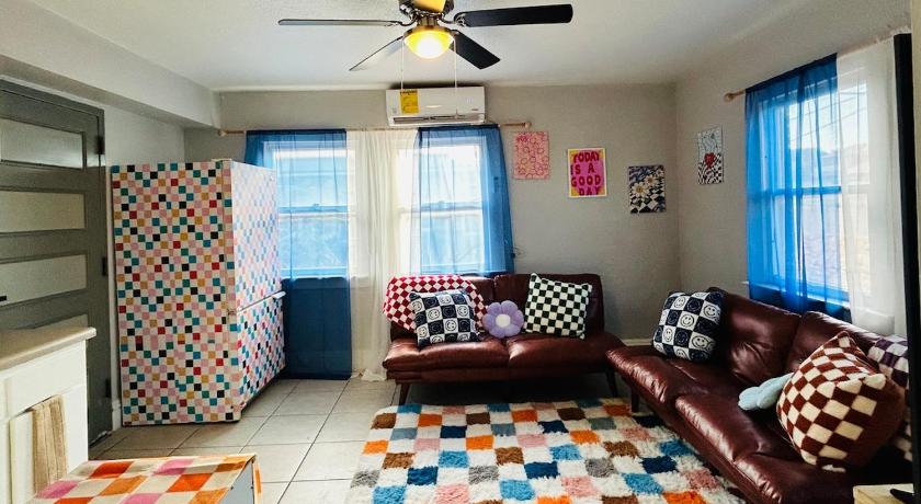 Retro downtown apartment