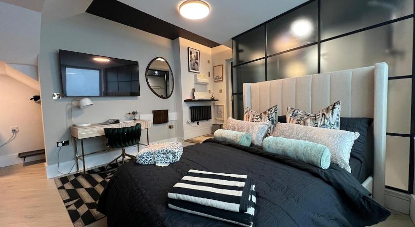 Modern Studio Living, 300m from Totteridge & Whetstone Station