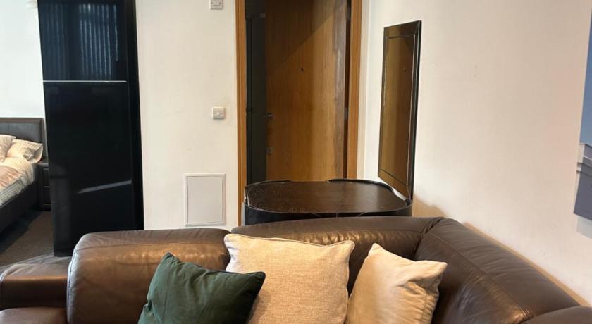 Studio flat in central Reading
