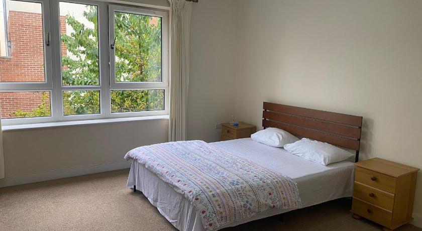 Langham Lake House Milton Keynes - ideal for couples, solo travellers, families