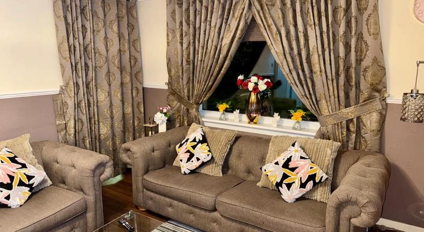 Likewise Modern Two bedrooms Home for 4 in Glasgow Area