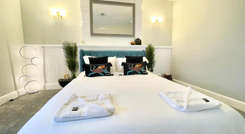 Coastline Retreats - Stunning Sea View Apartment, Netflix