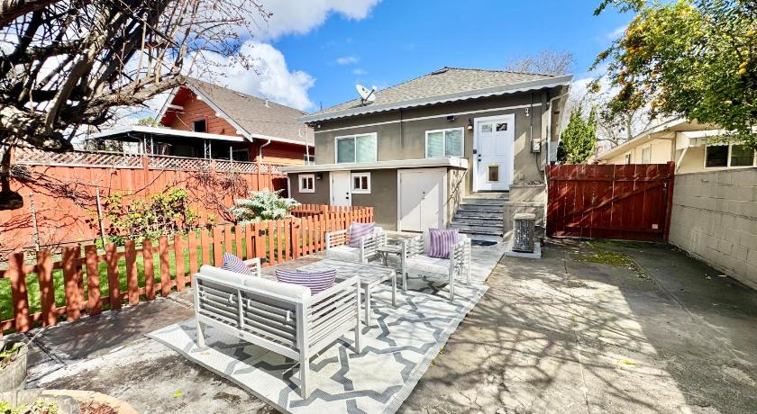 Modern 2 BR, Unwind in a Prime Location, with Parking