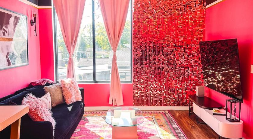 Dolly's Glam Getaway - Glittering Gem Near Broadway