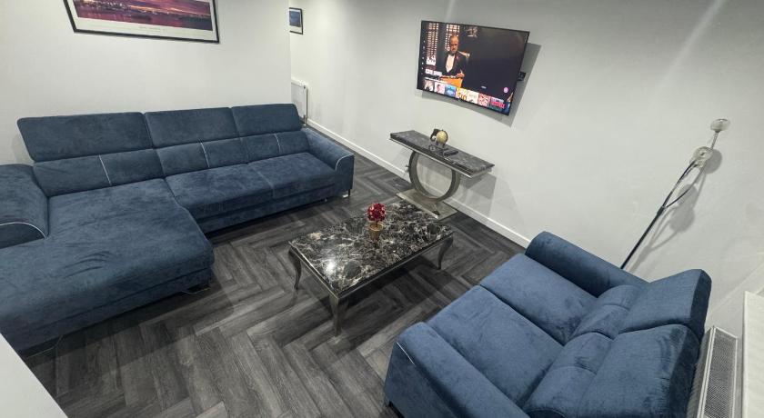 Modern 3 Bedroom Holiday Home -Jaquzzi Bath -Private Parking-Leeds City Center- Free WiFi