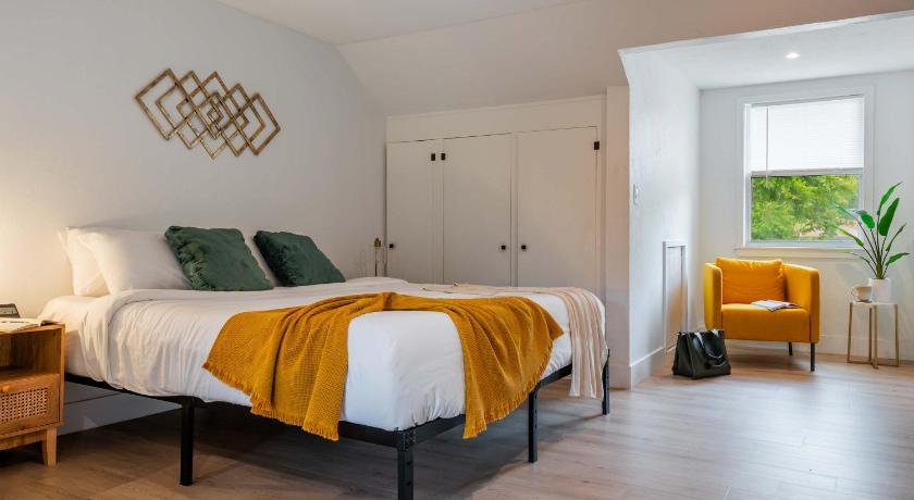 The Key Reno'd Historic Studio 1 Mile to UF & DT