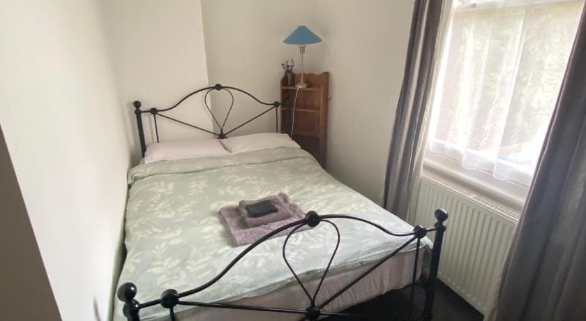 EGHAM LOVELY STUDIO SELF CONTAINED 2 mins station