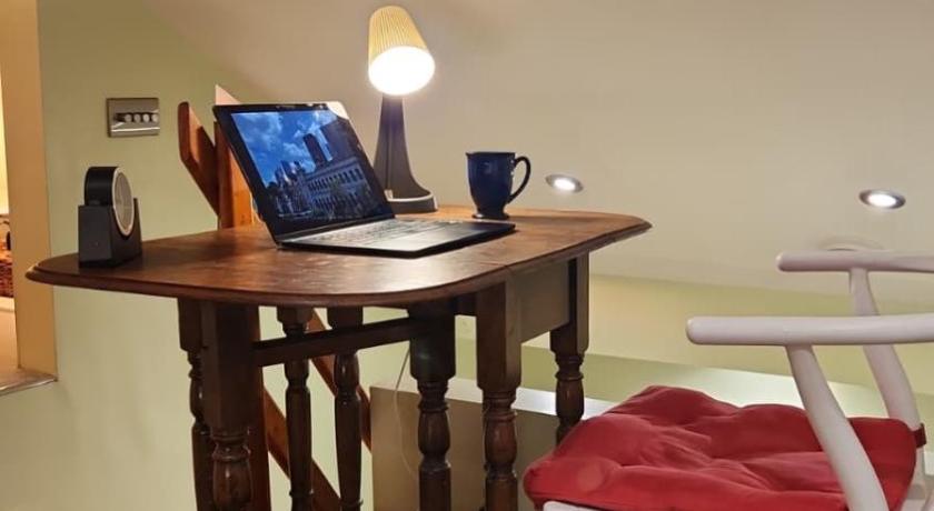 Cosy Suite with Private Access in London Putney