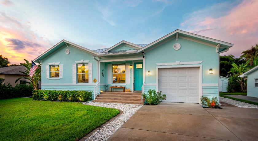 Cozy Coastal Cottage at Naples Bay, Pickleball, Botanical Garden