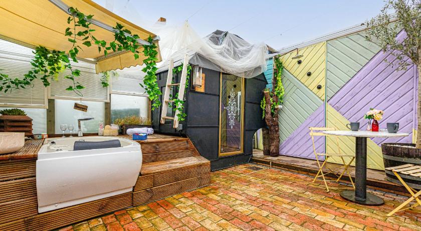 Guest suite with hot tub and sauna