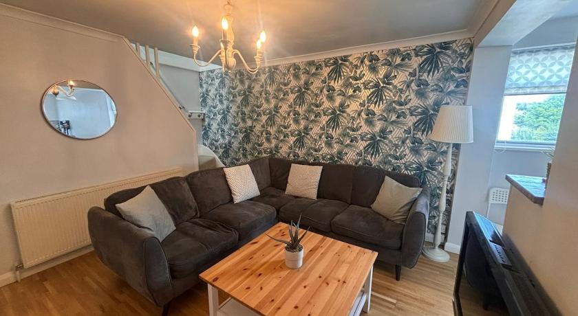 Stylish & Spacious 2 Storey, 3 Bed Apartment