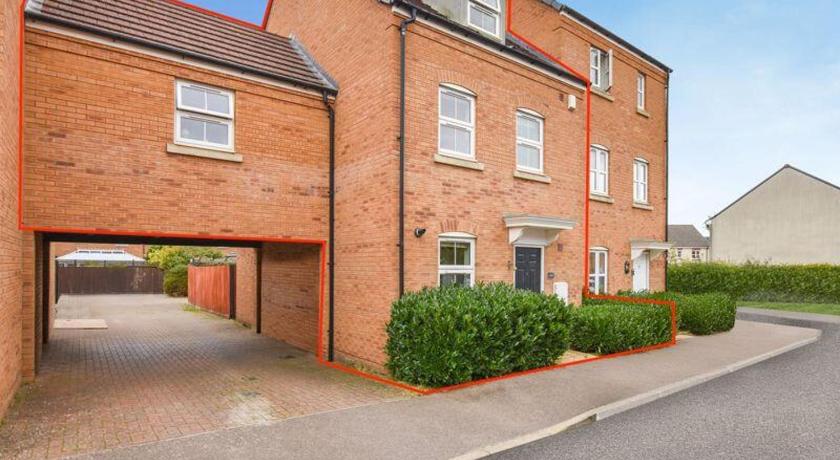 Your 4 Bedroom Townhouse - Superking Bed - Massive Television