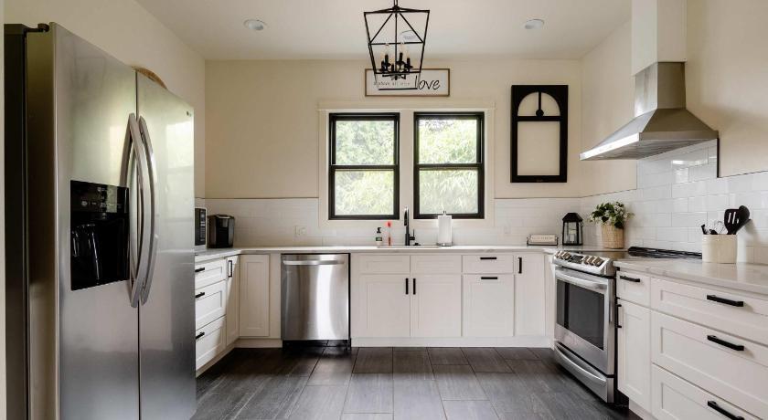 Stay Portland - Fresh Farmhouse Remodel in SE Portland 96BikeScore