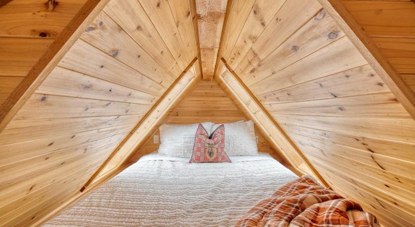 Stay Portland - Tiny Log Cabin - Walk to Local Shops & Eateries