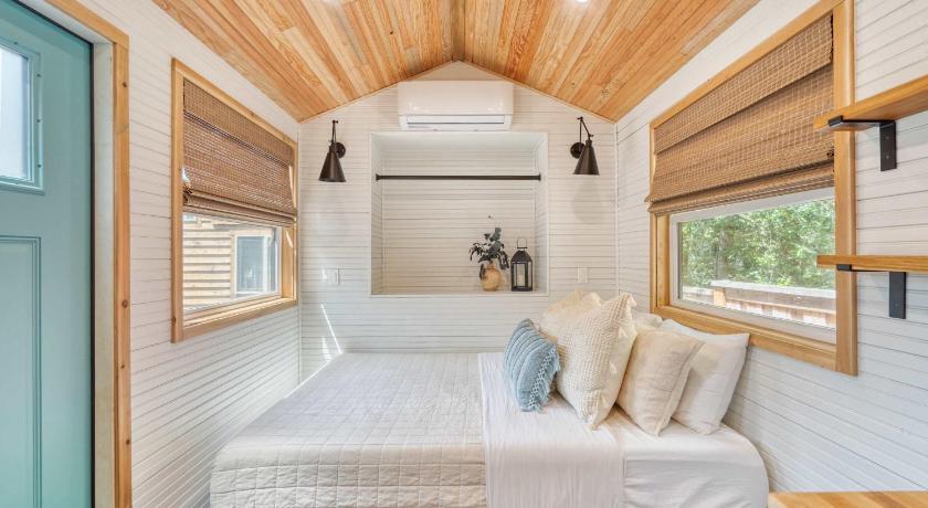 Stay Portland - Tiny Farmhouse - Walk to Local Shops & Restaurants