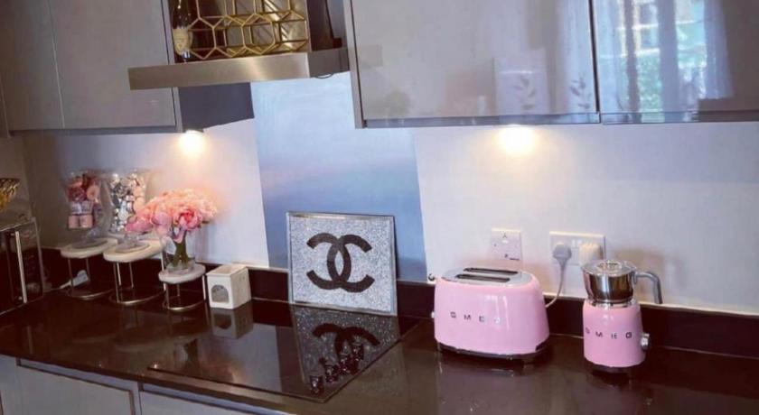 1 Bed Apartment Sleeps 2 - Free Parking