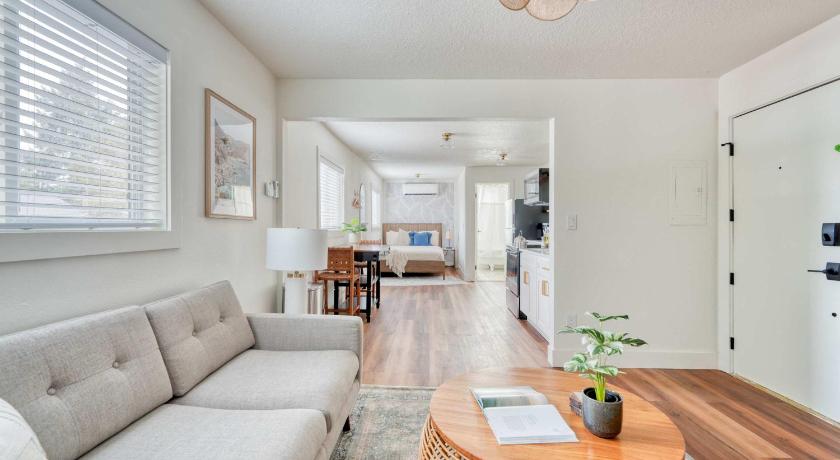 Stay Portland - Amazing Giant Studio in Brooklyn