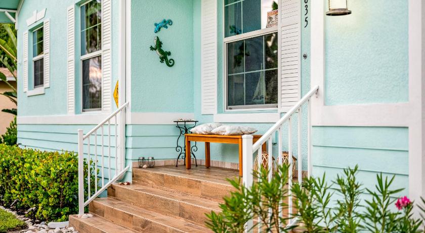 Cozy Coastal Cottage at Naples Bay, Pickleball, Botanical Garden