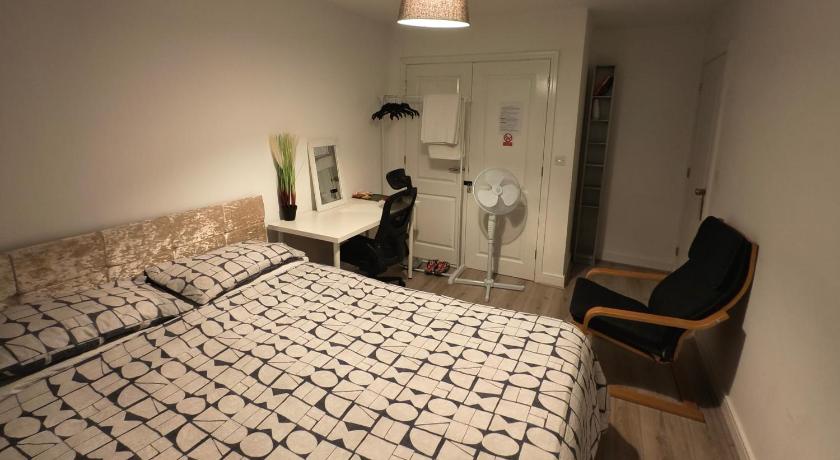 Free Car Park and walk to COOP, Etihad , Piccadilly,Free Snacks