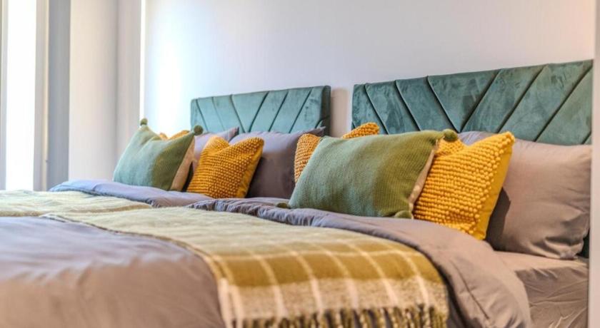 Luxuary 2BR Apt Sleeps 9, Wembley and Park Views