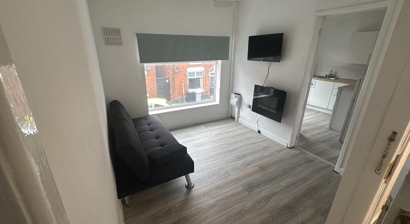 Train Station Cosy 2 Bed Apartments - Free Parking & WiFi