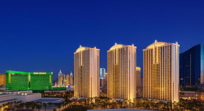 DELUXE SUITES AT MGM SIGNATURE.