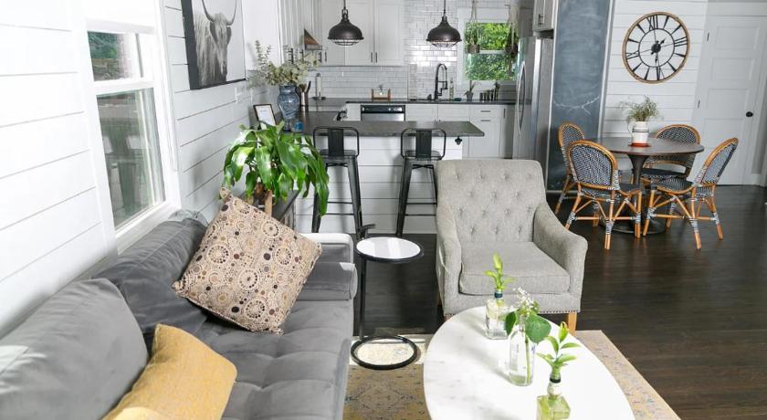 Downtown Queen Bed Comfort & Style Shared Bathroom & Lounge #6