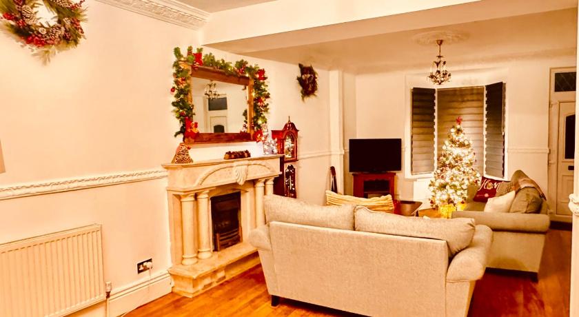 Luxury 5-Bed Home in Nicholson, Close to Sheffield City Centre, Jacuzzi, BBQ, Parking & Wi-Fi, Sleep