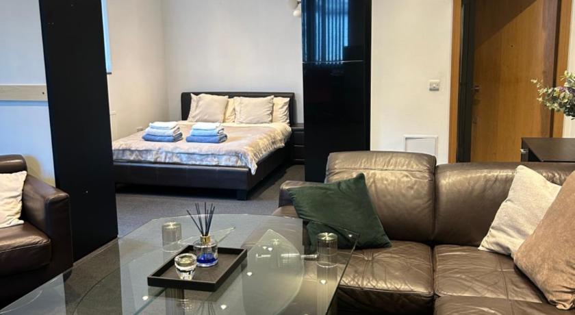 Studio flat in central Reading