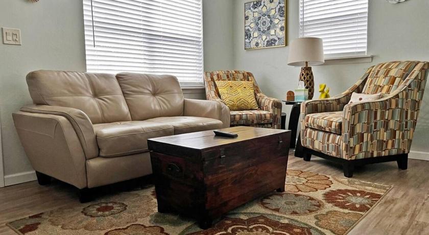 Quiet-Clean-Cottage-Dogs Kitchen