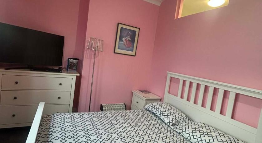 Paignton seafront Apartment with Private Garden ,FREE Private Car Space FREE WIFI ,No kitchen but Fr