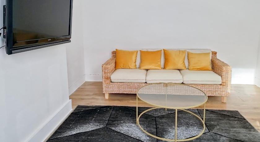 Evo Yellow Gravesend 2 bed Apartment - 2 mins STN Town Centre