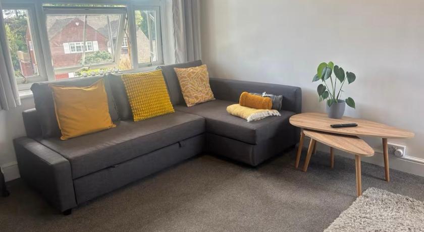 2 Bed Apartment Near Yeovil Hospital & Leonardo