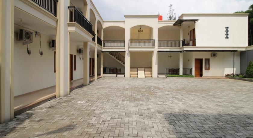 RedDoorz Syariah near Mercu Buana University