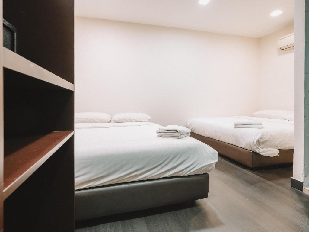 Ảnh L Hotel @ 51 Desker Road Superior Quadruple, No Window 1
