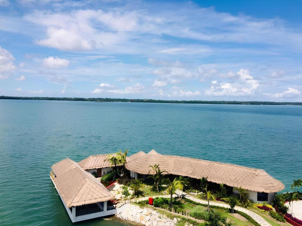 Doulos Phos The Ship Hotel