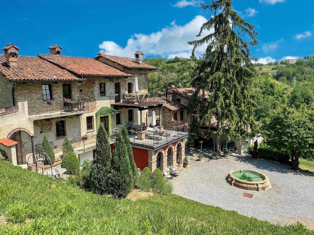 Mansion in Langhe with Pool and Winery Charm