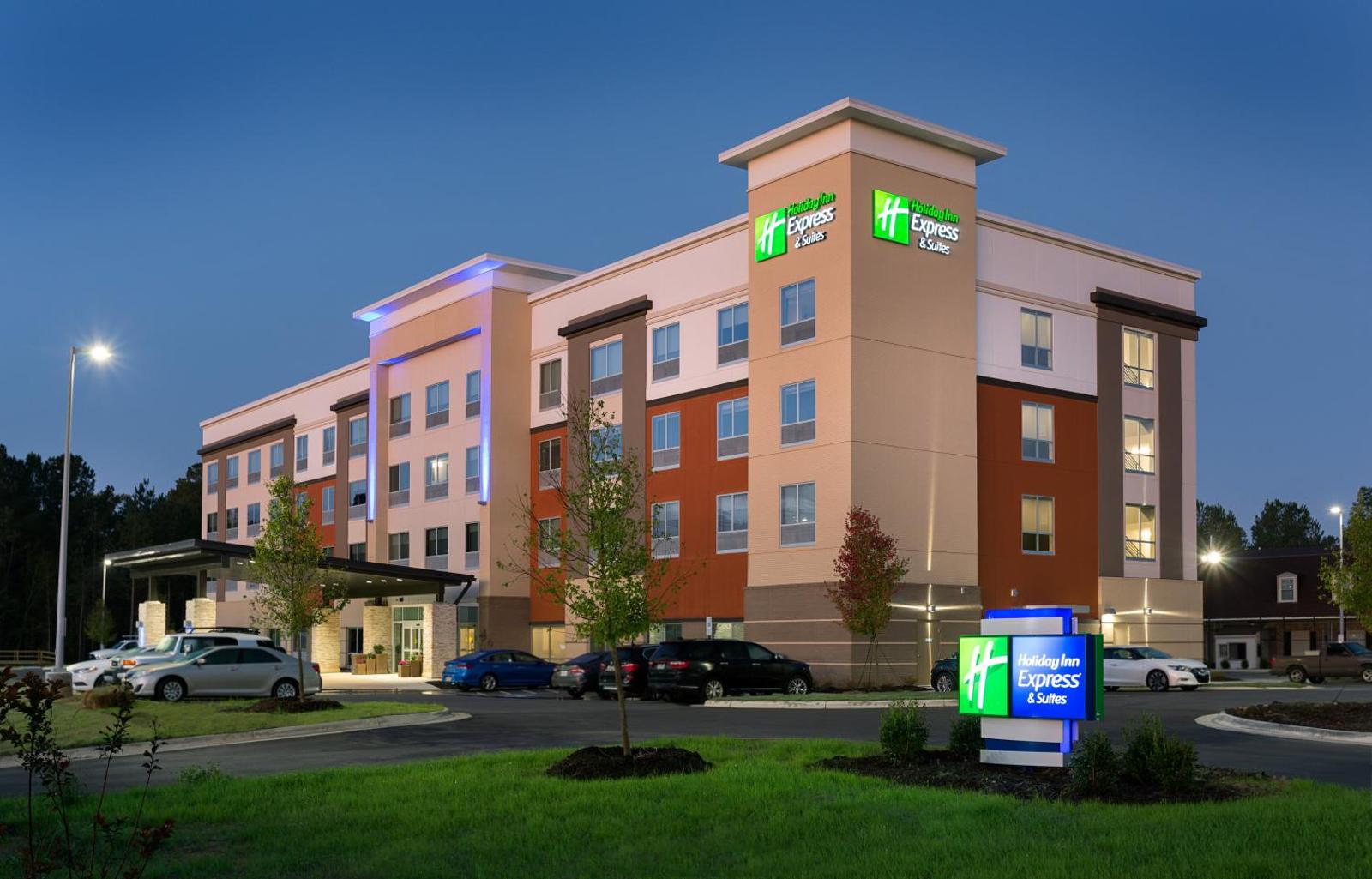 Holiday Inn Express & Suites - Fayetteville South