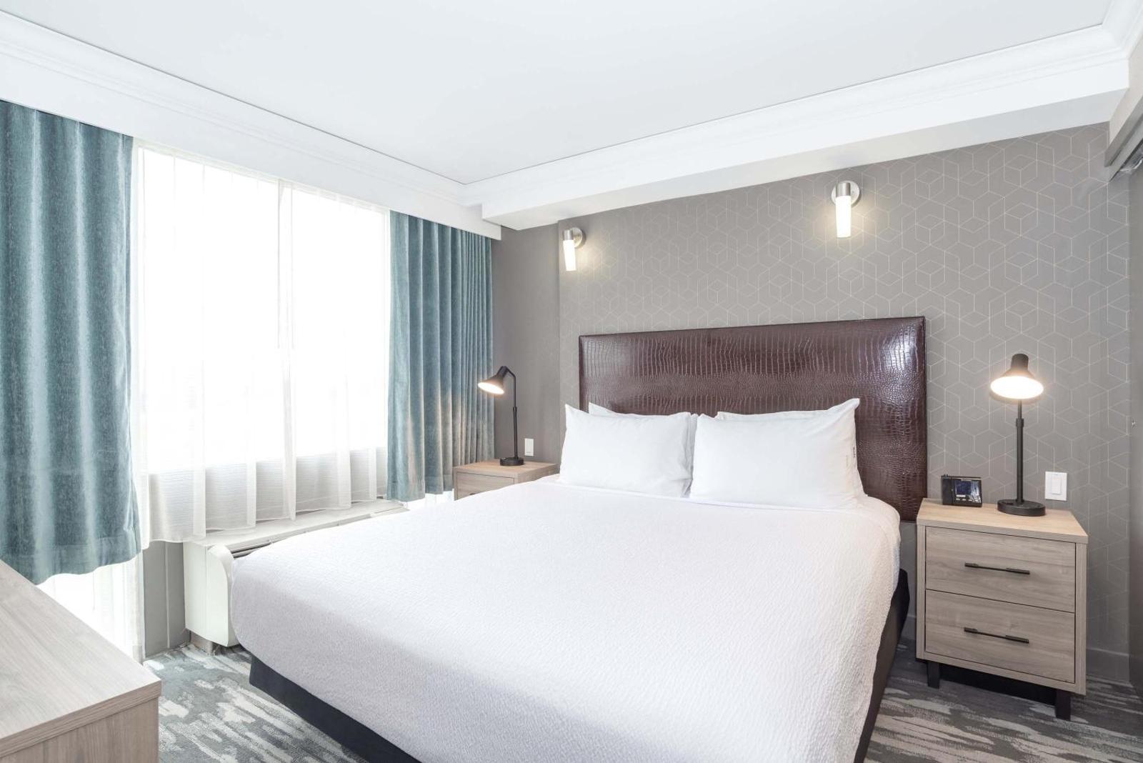 Sandman Signature Toronto Airport Hotel