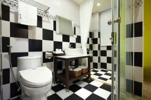 Phòng gia đình với phòng tắm riêng. (Family Room with Private Bathroom)