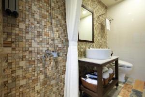 Phòng gia đình với phòng tắm riêng. (Family Room with Private Bathroom)