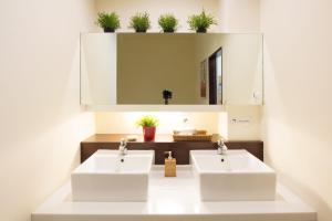 1 người trong phòng tập thể Tiêu chuẩn 10 giường - Nam & Nữ (1 Person in 10-Bed Standard Dormitory - Mixed)