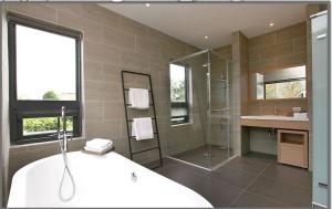 Phòng 4 Người Có Bồn Tắm (Quadruple Room with Bath)