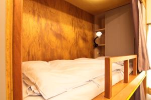 Giường Tầng Trên trong Phòng ngủ Tập thể cho Nữ (Upper Bunk Bed in Female Dormitory Room)