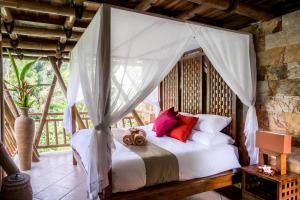 Harmony Tree House with Mountain View