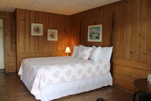 Queen Room room in Town & Beach Motel
